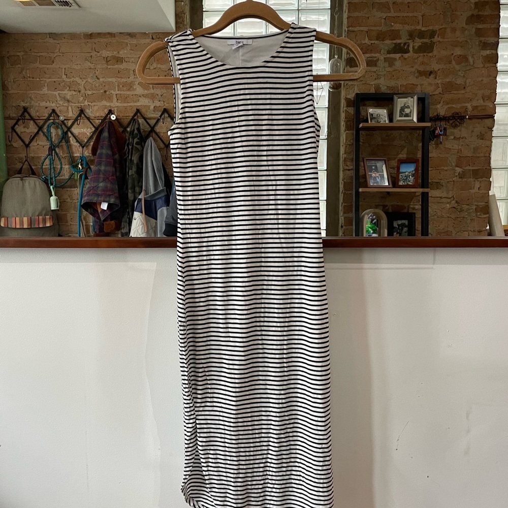 Bar III Black and White Sleeveless Sheath Midi Dress